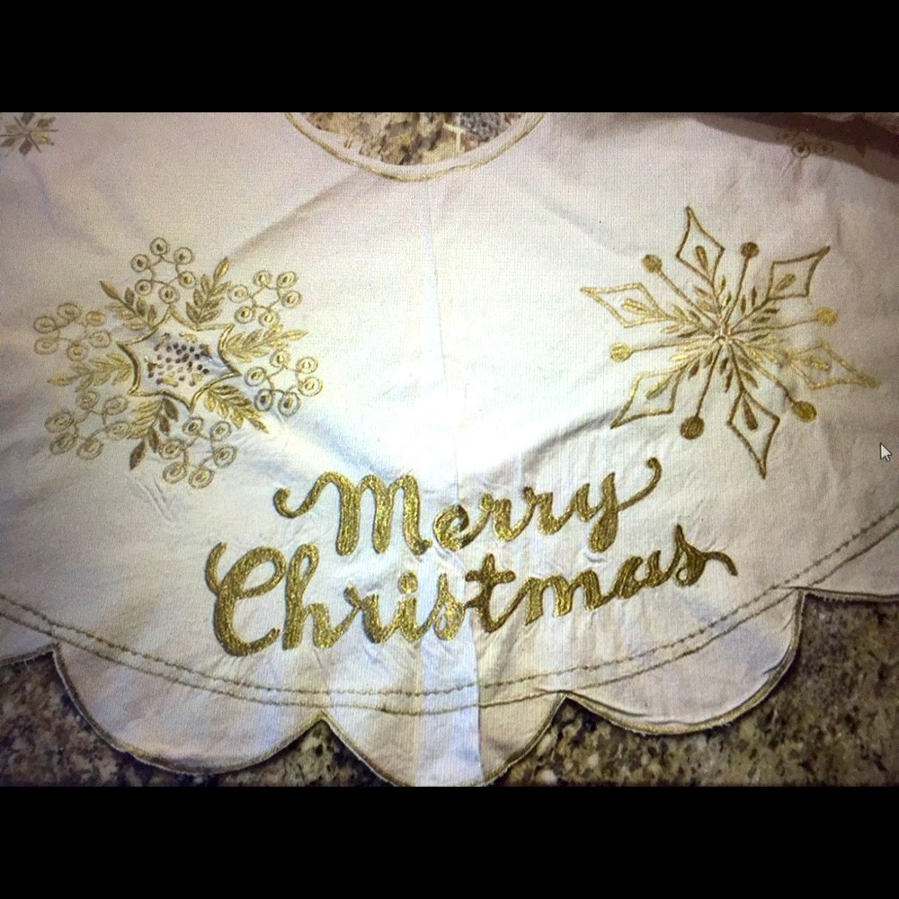 GORGEOUS! GOLD EMBROIDER CHRISTMAS TREE SKIRT NEW!